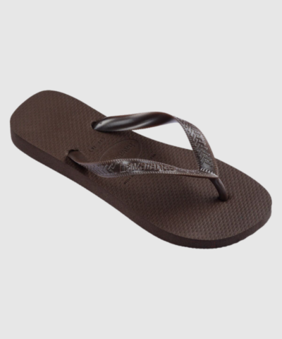 Havaianas Top Tiras i Dark Brown er en elegant flip‑flop med metallic‑look remme og klassisk komfort. Fremstillet i 100% premium gummi med ris‑tekstureret fodseng for bedre grip. Perfekt til strand, ferie og hverdagsbrug. En stilfuld opgradering af den klassiske Havaianas.