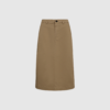 IVY Copenhagen Karmey French Skirt i farven Dark Desert er en elegant og minimalistisk midi-nederdel i soft cotton twill. Med straight silhouette, mid-rise talje og rene detaljer er den nem at style og fungerer perfekt til både hverdag og arbejdsbrug.
