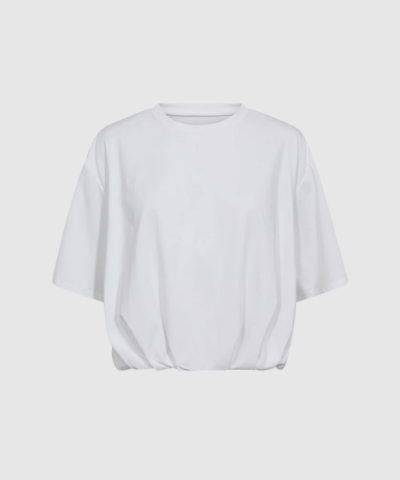 IVY Copenhagen Baily Balloon T-shirt i hvid er en stilren, oversized tee med dropped shoulders og balloon-effekt i bunden. Lavet i 100 % bomuld i en crisp og behagelig kvalitet. Perfekt til både jeans, tailoring og moderne hverdagslooks.