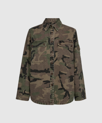 IVY Karmey Festival Jacket i washed camouflage. Relaxed boxy fit med utility‑lommer, knaplukning og rå detaljer. Perfekt som overshirt og overgangsjakke.