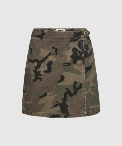 IVY Paula Skirt Shorts i Wash Camouflage kombinerer mininederdelens look med komfortable shorts under. Regular fit, mid‑waist og cool wrap‑front med spænde. 100% bomuld – perfekt til hverdagsbrug.
