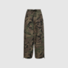 IVY Penny Parachute Pant i washed camouflage. Loose fit, mid‑waist og justerbare ben. Cargo‑inspireret look med flaplommer og elastisk talje. 100% bomuld – perfekt til off‑duty styling.