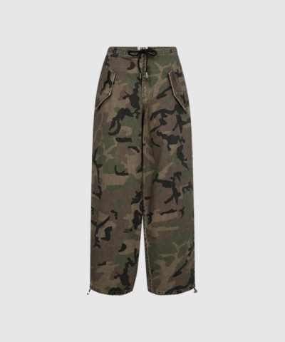 IVY Penny Parachute Pant i washed camouflage. Loose fit, mid‑waist og justerbare ben. Cargo‑inspireret look med flaplommer og elastisk talje. 100% bomuld – perfekt til off‑duty styling.