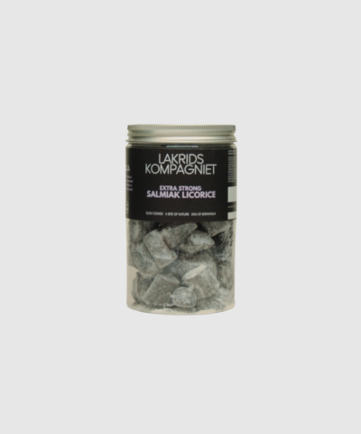 Hagga Extra Strong Salmiak Lakrids 240g er den perfekte lakrids til dig, der elsker en intens og kraftfuld salmiakoplevelse. Den håndlavede bornholmske lakrids er langtidskogt, hvilket giver en blød og chewy struktur med dyb og markant smag. Med sin kraftige salmiakprofil og naturlige sødme er HAGGA et oplagt valg til ægte lakridselskere, der søger noget ekstra stærkt og karakterfyldt. Ideel som gaveidé eller til selvforkælelse.