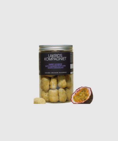 JYLKATT – Passionsfrugt Lakrids 260g er en frisk, syrlig og cremet specialitet fra Bornholm. Sød lakrids møder mælkechokolade og eksotisk passionsfrugt i en perfekt balanceret kombination. Langtidskogt, håndlavet og glutenfri – ideel til dig, der elsker friske og frugtige lakridsvarianter med dyb kvalitet og luksuriøs karakter.
