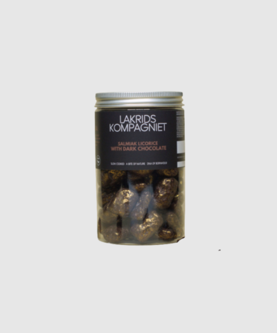 KJÆVSJIJD – Salmiak med Mørk Chokolade 260g er en intens og luksuriøs lakridsoplevelse, hvor kraftig salmiak møder fyldig mørk chokolade. Håndlavet og langtidskogt på Bornholm for perfekt konsistens og dyb smag. En ideel delikatesse til dig, der elsker stærk salmiak og mørk chokolades dybe kakaoprofil.