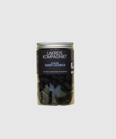 RABBER Å fra Lakrids Kompagniet er en håndlavet, sød bornholmsk lakrids med rund smag og et strejf af naturlig anis. Langtidskogt for perfekt blødhed og chewy konsistens. Vegansk, glutenfri og skabt på Bornholm med fokus på kvalitet og autentisk lakridssmag.
