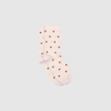 MP Denmark Etta Socks i Cherry Blossom er feminine og komfortable strømper med prikker og glitterdetaljer. OEKO‑TEX® certificeret, anatomisk pasform og forstærket hæl/tå for maksimal holdbarhed. Perfekt til både hverdag og stilfulde outfits.