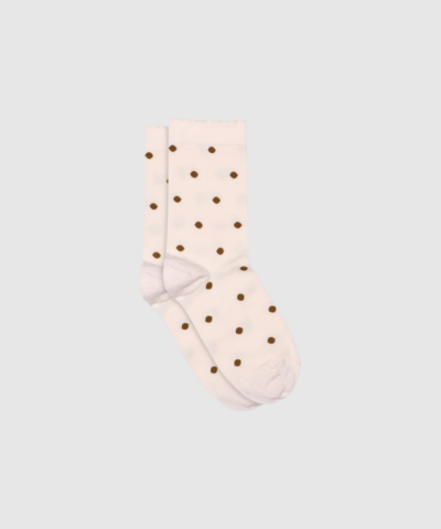 MP Denmark Etta Socks i Cherry Blossom er feminine og komfortable strømper med prikker og glitterdetaljer. OEKO‑TEX® certificeret, anatomisk pasform og forstærket hæl/tå for maksimal holdbarhed. Perfekt til både hverdag og stilfulde outfits.