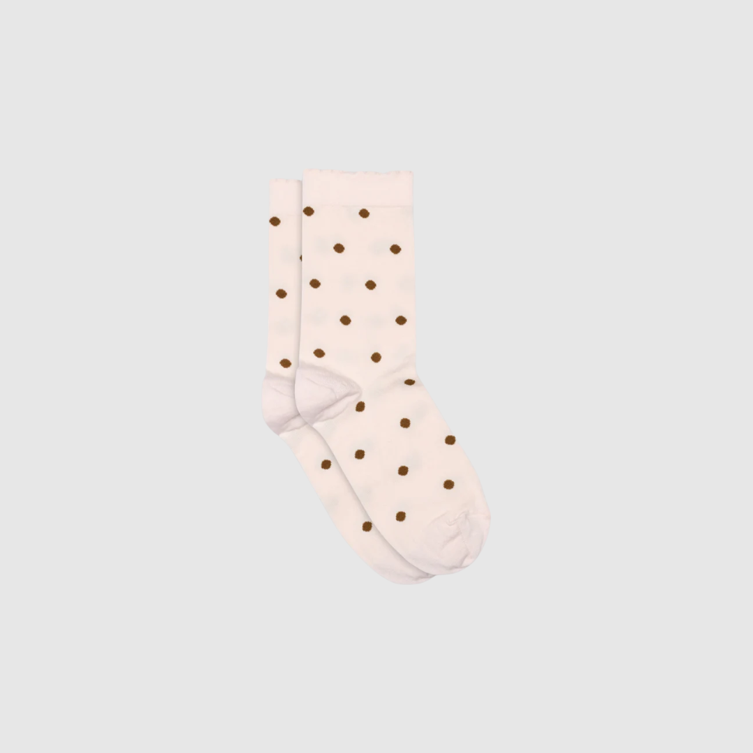 MP Denmark Etta Socks i Cherry Blossom er feminine og komfortable strømper med prikker og glitterdetaljer. OEKO‑TEX® certificeret, anatomisk pasform og forstærket hæl/tå for maksimal holdbarhed. Perfekt til både hverdag og stilfulde outfits.