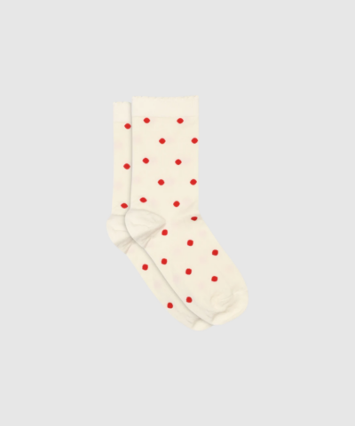 MP Denmark Etta Socks i farven Tomato er feminine, komfortable strømper med prikket mønster, glitterdetaljer og perfekt pasform. Anatomisk hæl og forstærkede områder giver ekstra holdbarhed, og OEKO‑TEX® certificering sikrer høj kvalitet og sikkerhed. Ideel til både hverdag og styling.