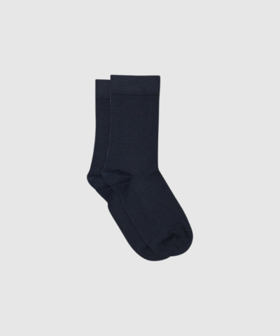 Sigrid Socks i Navy fra MPwoman – bløde bomuldsstrømper med anatomisk hæl, forstærkede zoner og OEKO‑TEX® certificering. Perfekte til hverdagsbrug og stilfulde outfits.