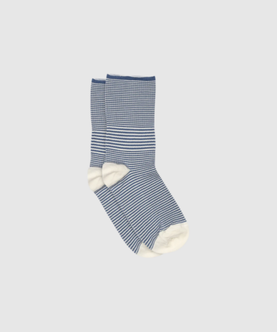 MP Denmark Thilde Socks i High Tide er bløde, stribede glimmerstrømper med anatomisk pasform og forstærket hæl og tå. OEKO‑TEX® certificeret kvalitet, perfekt til både hverdag og styling. Et moderne og komfortabelt valg med flot finish.