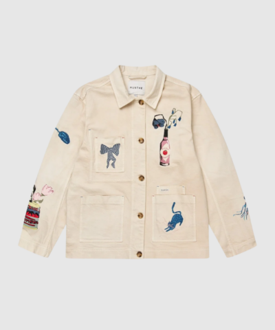 MUNTHE Braulia Jacket i farven Kit er en kunstnerisk og moderne jakke i økologisk bomuld med smukke broderede motiver. Loose fit, store frontlommer og knaplukning gør den både cool, komfortabel og nem at style. Perfekt statement‑outerwear til den modebevidste kvinde.