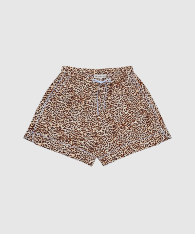 MUNTHE Buniga Shorts i Print Animal er et par moderne, feminine shorts i miljøvenlig Ecovero-viskose. Leopardprintet, kontrastsømmene og den justerbare talje giver et unikt og eksklusivt look. Perfekte til sommer, hverdagsbrug og stilfulde outfits.