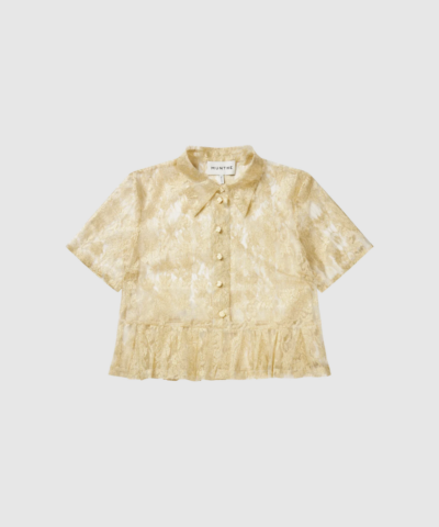 MUNTHE Bustona Top Gold er en luksuriøs guldfarvet blondebluse med skjortekrave, knapper og feminin peplum‑kant. Den transparente blomsterblonde giver et eksklusivt og moderne udtryk, perfekt til både hverdag og fest. Regular fit, elegante detaljer og klassisk MUNTHE‑æstetik i høj kvalitet.