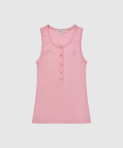 MUNTHE Roth Jersey Rose er en feminin og komfortabel ærmeløs top i 100 % økologisk bomuld. Designet med rund hals, knapdetaljer og diskret MUNTHE-emblem på brystet. En enkel, men eksklusiv basisstyle, der passer perfekt til både hverdag og styling med jeans, nederdele eller blazer.