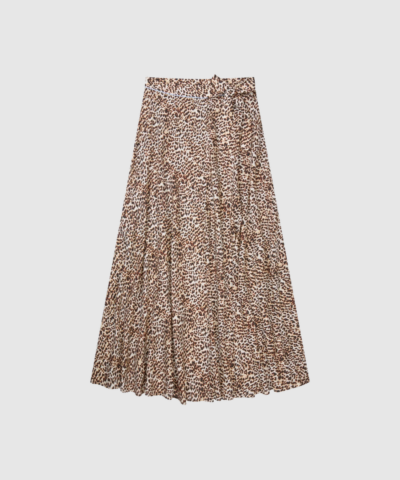 Ubba Skirt Print Animal fra MUNTHE er en smuk og let nederdel med kunstnerisk dyreprint og et flowy fald. Perfekt til både hverdag og fest, og nem at style med både strik, t-shirts og skjorter. En moderne, feminin style i klassisk MUNTHE‑kvalitet.