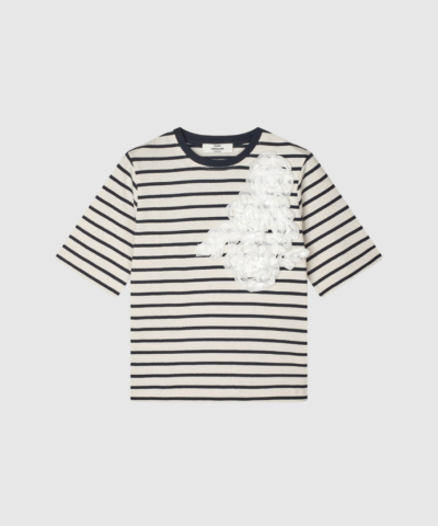 Pablo Malle Tee i Vanilla Ice er en feminin t-shirt med korte ærmer og dekorativ, hvid blomsterfront. En moderne og elegant style, der kombinerer komfort og fine detaljer. Perfekt til både hverdag og pænere outfits. Find den hos Merci Give.