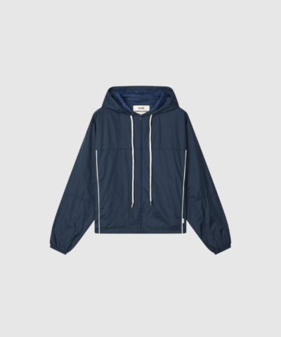Kala Jacket fra Mads Nørgaard i Sky Captain er en let og funktionel overgangsjakke i ripstop nylon med loose fit, hætte og mesh-for. En sporty og moderne jakke, perfekt til hverdagen. Find den hos Merci Give.