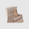 Maileg Rabbit Rattle Set i Cream Peach er den perfekte gave til baby. Et smukt sæt bestående af en blød stofklud og en lille kaninrangle med mild lyd – ideel til sanseudvikling og hygge. Leveres i en dekorativ gaveæske og er velegnet til alle aldre. Et charmerende og stilrent babyprodukt i Mailegs velkendte kvalitet.