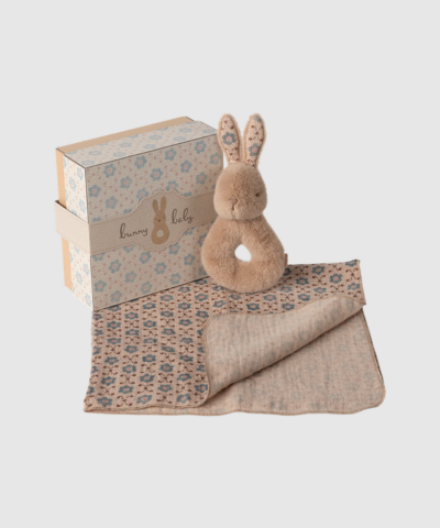Maileg Rabbit Rattle Set i Cream Peach er den perfekte gave til baby. Et smukt sæt bestående af en blød stofklud og en lille kaninrangle med mild lyd – ideel til sanseudvikling og hygge. Leveres i en dekorativ gaveæske og er velegnet til alle aldre. Et charmerende og stilrent babyprodukt i Mailegs velkendte kvalitet.