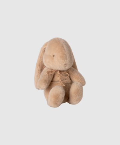 Maileg Bunny Plush Small i farven Latte er en superblød og charmerende krammebamse, perfekt til både baby og barn. Den unikke plys, den søde sløjfe og det milde udtryk gør den til en elsket ven ved puttetid, leg og trøst. En tidløs gaveidé i Mailegs kendte kvalitet.