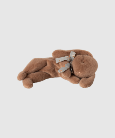 Maileg Sleeping Bunny Plush, Small – Soft Brown er en blød og beroligende sovebamse med et fredfyldt udtryk og en utrolig lækker plys. Perfekt som første bamse, puttemakker eller dåbsgave. Kaninen har en fin bomuldssløjfe, er CE‑godkendt og lavet i høj kvalitet – et charmerende og tidløst stykke legetøj til børn i alle aldre.