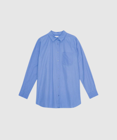 Gaia Shirt Poplin i Heaven Blue fra Moshi Moshi Mind er en klassisk, løs skjorte i certificeret økologisk bomuld med dekorativ læg på ryggen og brystlomme. En tidløs og komfortabel must‑have style. Find den hos Merci Give.