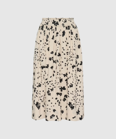 AmaiaPW nederdelen fra Part Two er en smuk og alsidig midi-nederdel i 100% økologisk bomuld. Det feminine blomsterprint, den elastiske linning og de praktiske sidelommer gør den både elegant og behagelig at have på. En let og luftig nederdel, perfekt til både hverdag og sæsonens mere polerede looks.