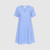 Part Two AminasaPW kjolen i farven Serenity er en let og elegant sommerkjole i 100% hør. Med V‑hals, korte ærmer og relaxed pasform får du en feminin og luftig kjole, der er perfekt til varme dage. Den naturlige hørkvalitet sikrer åndbarhed og et eksklusivt look. En tidløs og alsidig kjole, der både passer til hverdag, ferie og pænere anledninger.