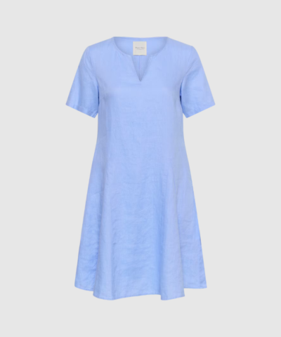 Part Two AminasaPW kjolen i farven Serenity er en let og elegant sommerkjole i 100% hør. Med V‑hals, korte ærmer og relaxed pasform får du en feminin og luftig kjole, der er perfekt til varme dage. Den naturlige hørkvalitet sikrer åndbarhed og et eksklusivt look. En tidløs og alsidig kjole, der både passer til hverdag, ferie og pænere anledninger.
