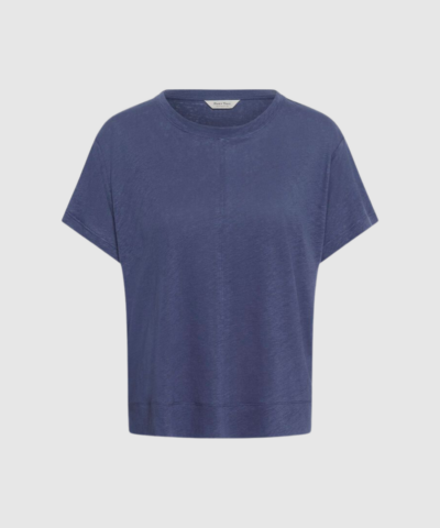AnemonaPW TS i Blå Indigo er en luksuriøs, oversize T-shirt i en strikket blanding af hør og viskose. Den dybe blå farve fremhæver stoffets naturlige struktur og giver et elegant, roligt udtryk. En moderne og åndbar basisstyle, perfekt til både sommerlige looks og som et eksklusivt lag under strik og blazere. Tidløs, komfortabel og nem at style.