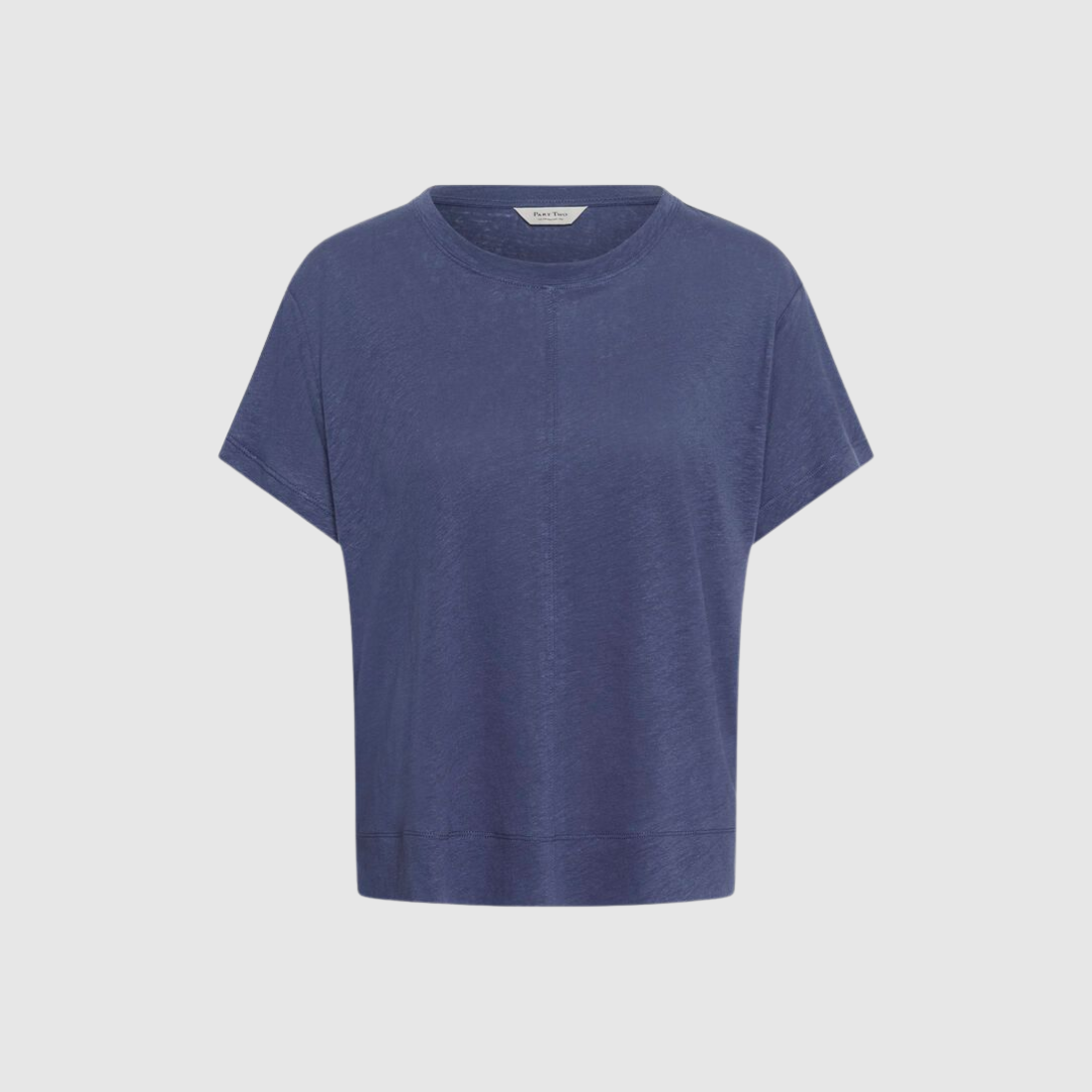 AnemonaPW TS i Blå Indigo er en luksuriøs, oversize T-shirt i en strikket blanding af hør og viskose. Den dybe blå farve fremhæver stoffets naturlige struktur og giver et elegant, roligt udtryk. En moderne og åndbar basisstyle, perfekt til både sommerlige looks og som et eksklusivt lag under strik og blazere. Tidløs, komfortabel og nem at style.