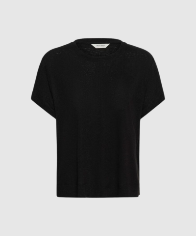 AnemonaPW TS fra Part Two er en luksuriøs og let T-shirt i en smuk strikket blanding af hør og viskose. Den oversize pasform giver et moderne, afslappet udtryk, mens materialets naturlige struktur skaber et elegant, levende fald. Det bløde, åndbare design gør T-shirten ideel til varme dage, men lige så anvendelig som et stilsikkert lag under strik og blazere. En tidløs og alsidig basisstyle, der kombinerer nordisk enkelhed, naturlige fibre og en komfortabel silhuet, du vil vende tilbage til sæson efter sæson.