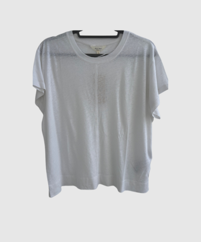 AnemonaPW TS i Hvid fra Part Two er en luksuriøs T-shirt i en strikket blanding af hør og viskose. Den oversize pasform, naturlige struktur og lette kvalitet gør den perfekt til både hverdagsbrug og sommerlige outfits. En tidløs, elegant basisstyle, der kombinerer nordisk minimalisme og naturlig komfort.