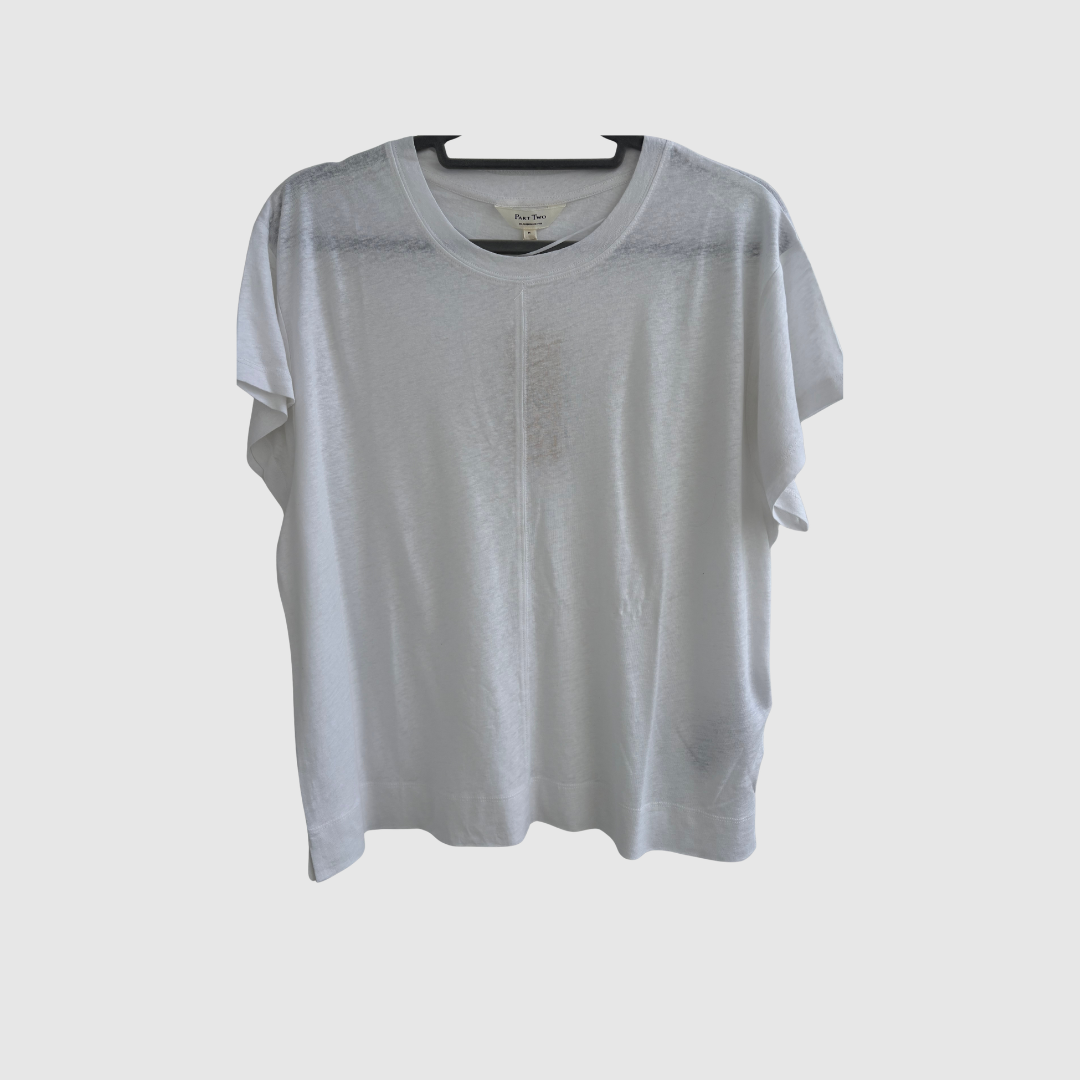 AnemonaPW TS i Hvid fra Part Two er en luksuriøs T-shirt i en strikket blanding af hør og viskose. Den oversize pasform, naturlige struktur og lette kvalitet gør den perfekt til både hverdagsbrug og sommerlige outfits. En tidløs, elegant basisstyle, der kombinerer nordisk minimalisme og naturlig komfort.