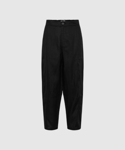 Part Two AtimaPW bukser i sort er et par elegante og luftige hørbukser med høj talje, lige ben og en flatterende silhuet. De lette hørbukser er perfekte til både hverdagen, kontoret og varmere dage. Hos Merci Give finder du moderne Part Two styles i naturlige materialer og tidløst design.