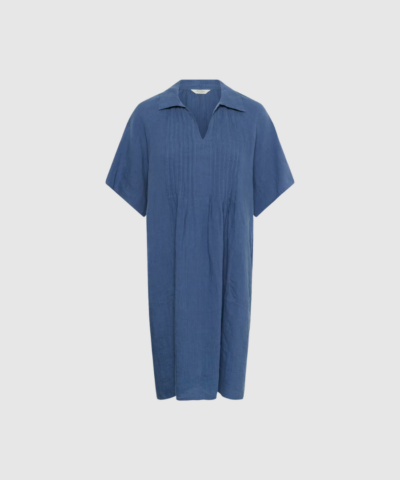Part Two Aylapw kjolen i Blue Indigo er en let og luftig hørkjole med V‑hals, korte ærmer og afslappet pasform. Den perfekte sommerkjole til både ferie, hverdag og varme dage. Hos Merci Give finder du et udvalg af smukke Part Two styles i naturmaterialer og tidløse designs.