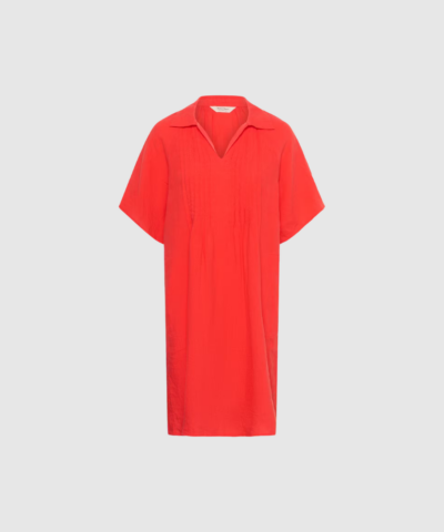 Part Two Aylapw kjolen er en klassisk og luftig hørkjole, som kombinerer komfort og stil i én og samme style. Den lette kvalitet, V‑halsen og de fine læg gør kjolen perfekt til sommer, ferie og hverdagsbrug. Hos Merci Give finder du et håndplukket udvalg af Part Two kjoler og styles i eksklusive naturmaterialer, der sikrer høj komfort og tidløst design.