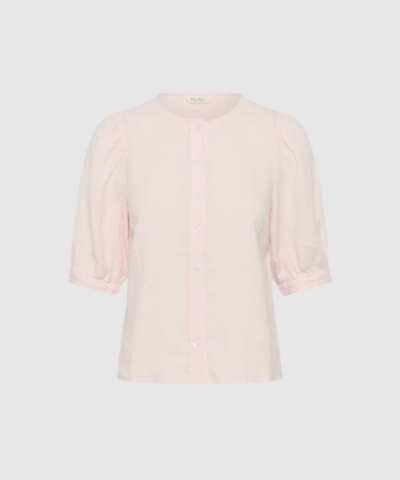 Part Two AzraPW skjorten i Mauve Chalk er en let og feminin hørskjorte, perfekt til foråret og sommeren. De rynkede ærmedetaljer, den runde hals og den afslappede pasform giver et elegant og luftigt udtryk. Hos Merci Give finder du et udvalg af moderne Part Two styles i tidløse designs og naturlige materialer.
