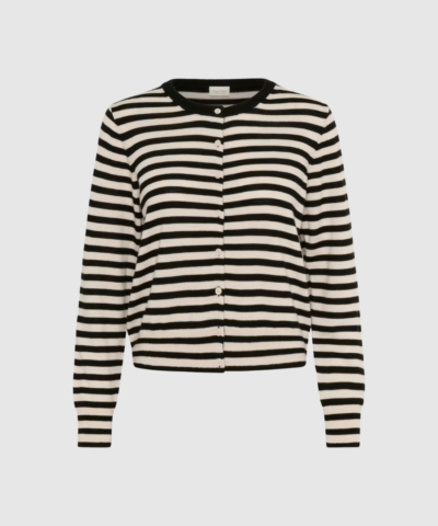 NoelaniPW Cardigan fra Part Two er en klassisk og elegant cardigan i 100% uld. Den har rund hals, lange ærmer og fine knapper, som giver et feminint og tidløst udtryk. Den lette og bløde uldkvalitet gør cardiganen perfekt som lag-på-lag styling året rundt. Et must-have i basisgarderoben.