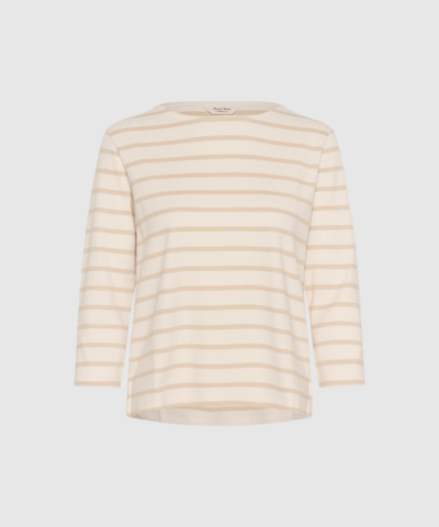 Part Two NelaPW T-shirt er en tidløs og stribet basisstyle i 100% økologisk bomuld. Den klassiske bådudskæring og 3/4-ærmer giver et elegant og maritimt look, mens den regular/boxy pasform sikrer maksimal komfort. Ideel til hverdagsbrug og let at style med både jeans, shorts og blazere. Et bæredygtigt og alsidigt valg til enhver garderobe.