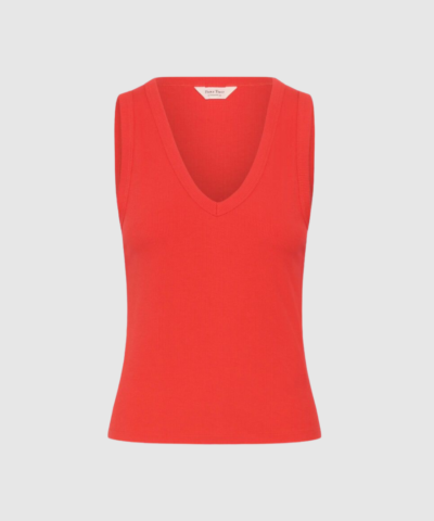 Part Two Nikkiapw Top i Poppy Red er en klassisk ribbet basistop med V‑hals og strækbar, blød kvalitet. En alsidig og komfortabel top, der både fungerer perfekt alene og under skjorter, blazere eller strik. Hos Merci Give finder du moderne Part Two styles i flot kvalitet og tidløst design.