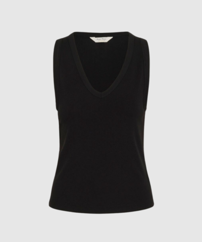 Part Two Nikkiapw Top i sort er en klassisk ribbet basistop med V‑hals og strækbar, blød kvalitet. En alsidig og komfortabel top, der både fungerer perfekt alene og under skjorter, blazere eller strik. Hos Merci Give finder du moderne Part Two styles i flot kvalitet og tidløst design.