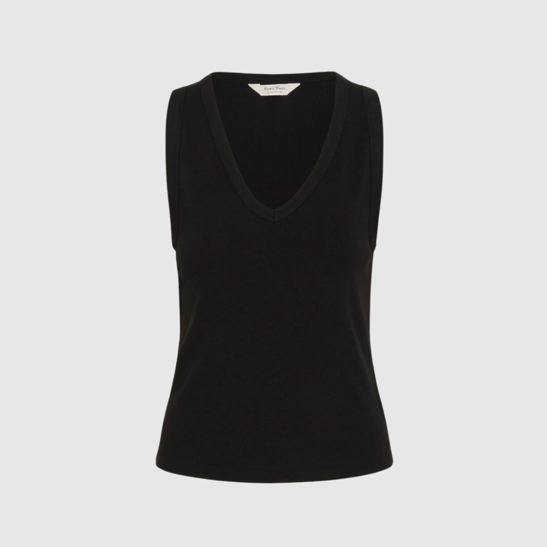 Part Two Nikkiapw Top i sort er en klassisk ribbet basistop med V‑hals og strækbar, blød kvalitet. En alsidig og komfortabel top, der både fungerer perfekt alene og under skjorter, blazere eller strik. Hos Merci Give finder du moderne Part Two styles i flot kvalitet og tidløst design.
