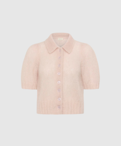 Part Two VernoniPW Cardigan i Mauve Chalk er en let og fluffy mohairstrik med korte ærmer og regular fit. Den rosa nuance giver et feminint og blødt udtryk, perfekt til både hverdag og lag‑på‑lag. Find den hos Merci Give.