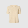 Elka Towelling Knit T-shirt i sand fra Rabens Saloner er en kortærmet luksusstrik i blød towelling‑kvalitet. Med regular fit, rund hals og ribdetaljer får du en elegant, alsidig og komfortabel T-shirt, som er perfekt til både hverdagsbrug og sæsonens mere stilrene outfits.