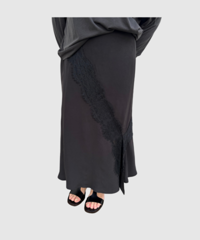 Leia Sheer Lace Skirt i sort fra Rabens Saloner er en elegant blondenederdel med frontslids og smuk, feminin struktur. Den lette, transparente kvalitet giver et eksklusivt look, perfekt til både hverdag og fest. En tidløs, stilfuld nederdel, der kan bruges sæson efter sæson.