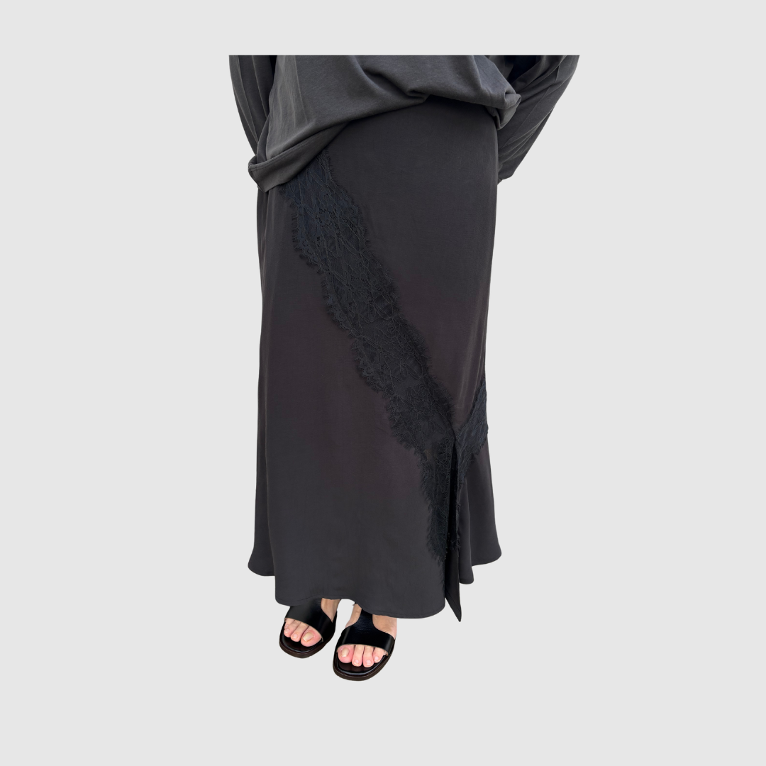 Leia Sheer Lace Skirt i sort fra Rabens Saloner er en elegant blondenederdel med frontslids og smuk, feminin struktur. Den lette, transparente kvalitet giver et eksklusivt look, perfekt til både hverdag og fest. En tidløs, stilfuld nederdel, der kan bruges sæson efter sæson.